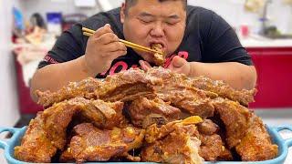 Fat guy fills up 10 catties of ribs and makes a "Korean-style ribs" to relieve the gluttony.