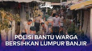 Polisi Bantu Warga Bersihkan Lumpur Usai Banjir di Bekasi Surut