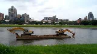 Bloody brilliant or completely mental? Taiwan excavator punting 台挖掘機撐船
