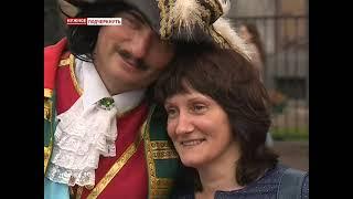 Как в центре Петербурга ряженые цари делят территорию