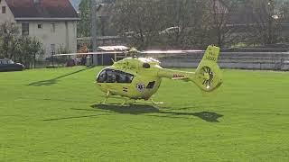 Helikopter hitne medicinske službe odvozi ozlijeđenu osobu u riječku bolnicu