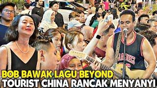 Bob buat Pelancong dari China Tak rilek Menyanyi | Rupanya Mereka Peminat Lagu Kumpulan Beyond"