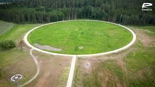 Památníku holokaustu Romů a Sintů v Čechách v Letech u Písku na unikátních záběrech z dronu