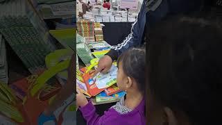 Penggemar dino hunting buku bacaan @Big Bad Wolf (BBW) Books di JEC #jalanjalanjogja #BBWTour2023