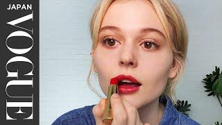 新「ゴシップガール」エミリー・アリン・リンドの赤リップメイク。| Beauty Secrets | VOGUE JAPAN