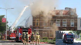 Hulpdiensten met spoed naar een grote brand aan de Oostwal in Oss