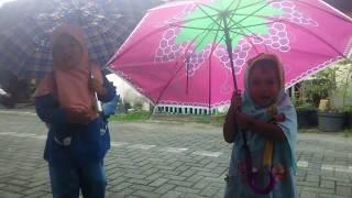 SALWA SALMA IKUT UMI PENGAJIAN Sambil Membawa Payung untuk Persiapan Sebelum Hujan