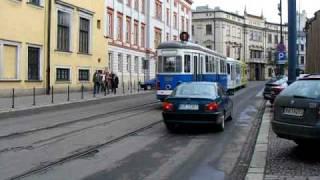 Krakauer Straßenbahn vor der Residenz des Bischofs - ehemals Wohnsitz von Johannes Paul II