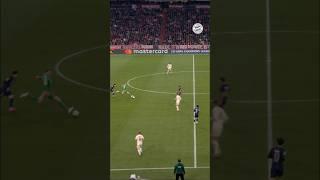 Manuel Neuer in action vs. PSG