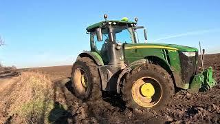 FENDT 939 and 2 JOHN DEERE plowing on Ukrainian field 