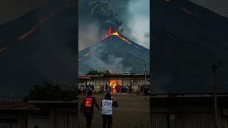 Ultimi Istanti: Il Vulcano Erutta nella Notte, la Gente Fugge