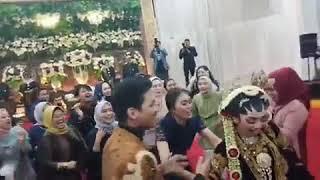 Viral Fans JKT48 Menikah, Heboh Banget Flash Mob di Depan Panggung - Pengantin Kocak Joged JKT48 !!!