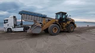 Como se restaura una playa. Maquinaria pesada arreglando una playa