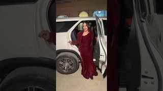 Sunny Leone STRUGGLES to get out her car  #sunnyleone #viral #shorts #ytshorts
