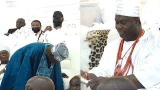 NO MORE WAR:BOLA AHMED TINUBU FINALLY POSTRATE AND APOLOGISE TO OONI OF IFE AS OONI BLESS HIIM UP