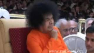 Hariharan sings Krishna Nee Begane in Sai Babas presence