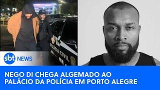 Nego Di chega algemado ao Palácio da Polícia em Porto Alegre após prisão por estelionato