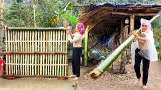 Mom wears a raincoat and uses bamboo to cover the bathroom wall on a rainy day.