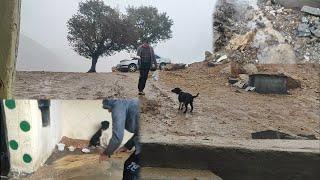 A house in the wind and rain: a 29-year-old mother with two children in the cold of the mountains