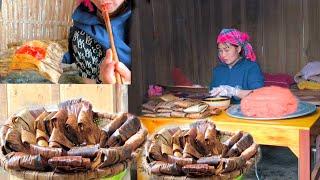 The cakes made from gấc fruit have beautiful colors and are meticulously made by my mother to sell.