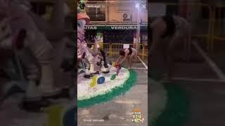 Una chica entra y sale de una Falla con Ninots en sus manos | Fallas 2021