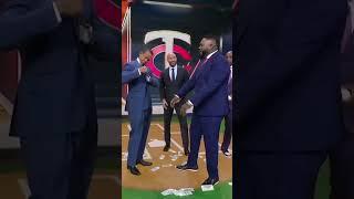 David Ortiz showers Alex Rodriguez with money  #Yankees #RedSox #Boston #NewYork #MLB #Baseball