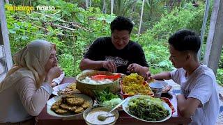 hujan deras di kampung | makan nasi pecel di teras belakang bersama keluarga, masakan desa