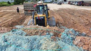 Wonderful Activity Operator Expert Bulldozer SHANTUI Dh17C2 Push Land And Clear Mud...