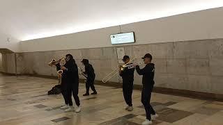 #седаяночь Музыканты в метро отожгли по полной.