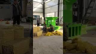 Fully automatic straw briquetting machine, which can be equipped with a conveyor belt for feeding.