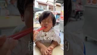 太多人想知道康先生的檳城美食清單，這一切都在汕頭夜市裡，特別他很愛「美輝茶餐中心」，坐在裡面一次享用他愛的蠔煎跟炒粿條 #馬來西亞 #馬來西亞美食 #檳城 #炒粿條 #蠔煎