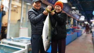 Again season for yellowtail, we are going to eat a  bought from Jukdo market!