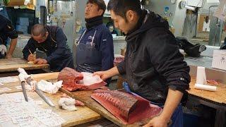 Рыбный рынок в Токио: разделка и продажа тунцов. 築地市場, Tsukiji Shijō