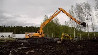 Lifting a smaller excavator from a swamp with  REMU BIG FLOAT