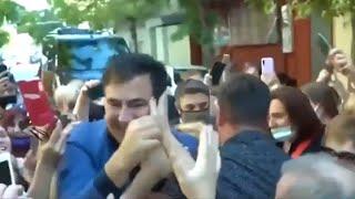 Нападение на Саакашвили: экс-президента Грузии попытались избить в Афинах