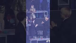 her body language speaks to him #bts #blackpink #rosé #taehyung #taerose