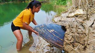 Remove pearls from oysters and discover two different types of pearls under the oyster meat