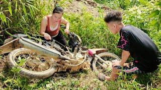 Genius girl went to rescue a young man who had his motorbike badly damaged.- repair girl