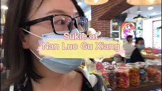 [Ch+En Sub] Snacks at Nan Luo Gu Xiang 南锣鼓巷逛吃逛吃 - Sukie's Vlog
