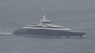 Zuckerberg's gigayacht Launchpad sails in the sea of ​​Capri next Faraglioni