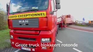 Grote truck blokkeert rotonde Sloeweg