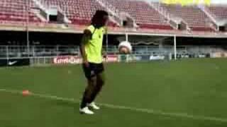 Ronaldinho crossbar challenge / Роналдиньо попадает в перекладину feat Eric Cantona