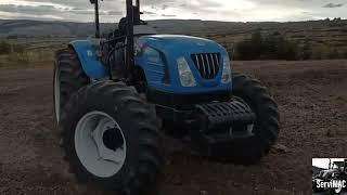 Maquinaria Agrícola Tractor Presente en el cultivo de Cebada