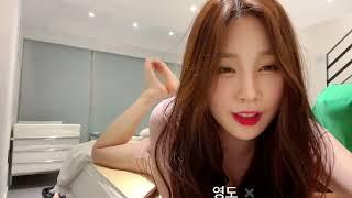 Korean Model and Streamer teases her feet for you