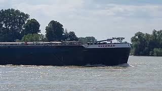 Gastankschiff auf dem Rhein bei Rees flussabwärts