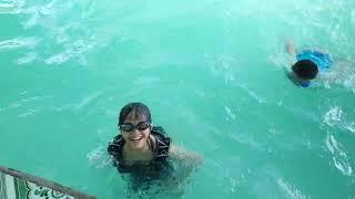 Chị Silent Sea cho Gia Linh Gia Bảo đi bể bơi ở quê trải nghiệm buổi đầu tiên của kỳ nghỉ hè