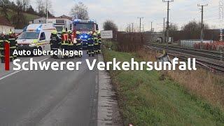 Neben Bahngleisen: Auto bei Verkehrsunfall in Grieskirchen von Straße abgekommen und überschlagen