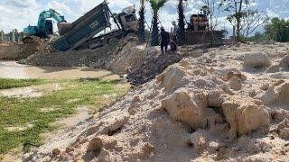 Big truck get stuck in the mud,Recovery by Excavator Kobelco sk140