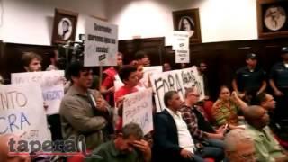 Manifestantes protestam durante sessão na Câmara de Itu