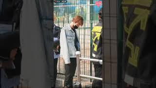 《偶像练习生》办证件出国，坤坤的露馅了。